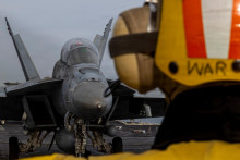 Ir&aacute;nske &scaron;t&aacute;tne m&eacute;di&aacute; uviedli, že americk&eacute; &uacute;točn&eacute; lietadlo A-10 sa zr&uacute;tilo v Perzskom z&aacute;live po tom, čo ho zasiahli ir&aacute;nske obrann&eacute; sily. FOTO: Reuters