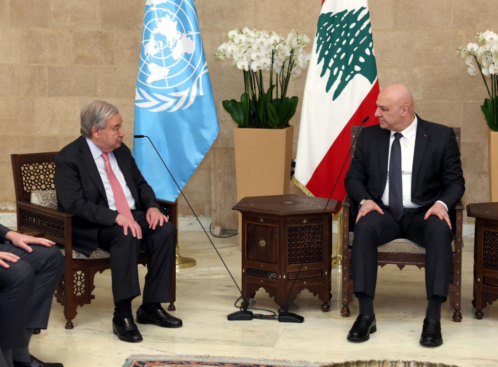 Gener&aacute;lny tajomn&iacute;k Organiz&aacute;cie Spojen&yacute;ch n&aacute;rodov (OSN) Ant&oacute;nio Guterres (vľavo) a libanonsk&yacute; prezident Dž&uacute;z&iacute;f Awn diskutuj&uacute; počas stretnutia v Bejr&uacute;te v piatok 13. marca 2026. FOTO: TASR/AP