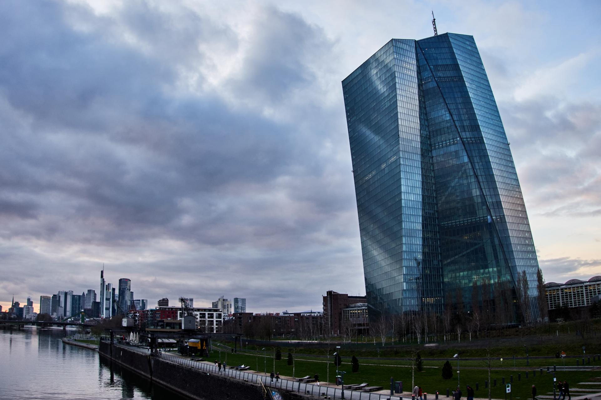 Člen Rady guvernérov ECB Sturnaras: Politika bude závisieť od rozsahu narušenia dodávok energií