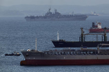 Americk&aacute; v&yacute;sadkov&aacute; loď USS Tripoli (LHA-7). FOTO: Reuters
