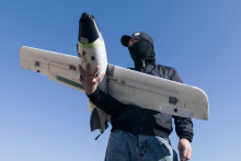 Vojak 127. samostatnej teritori&aacute;lnej brig&aacute;dy vyp&uacute;&scaron;ťa dron, ktor&yacute; vyhľad&aacute;va rusk&eacute; &uacute;točn&eacute; drony na frontovej l&iacute;nii v Charkovskej oblasti na severov&yacute;chode Ukrajiny. FOTO: TASR/AP