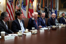Trump už o pr&aacute;vomoc jedn&yacute;m ťahom svojej fixky vytiahnuť krajinu z paktu pri&scaron;iel, no m&ocirc;že ho zbaviť obsahu. FOTO: Reuters/E. Hockstein
