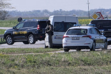 Pr&iacute;slu&scaron;n&iacute;ci srbskej vojenskej pol&iacute;cie hliadkuj&uacute; po tom, čo boli n&aacute;jden&eacute; dva batohy s v&yacute;bu&scaron;ninami neďaleko plynovodu sp&aacute;jaj&uacute;ceho Srbsko a Maďarsko pri obciach Velebit, Tre&scaron;njevac a Vojvoda Zimonjič v okrese Kanjiža na severe Srbska. FOTO: TASR/Tanjug