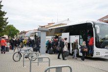 Na sn&iacute;mke z m&aacute;ja 2025 cestuj&uacute;ci nastupuj&uacute; z vlaku do autobusov na stanici v Spi&scaron;skej Novej Vsi, kde vlak konč&iacute; kv&ocirc;li v&yacute;luke vlakov. FOTO: TASR/F. Iv&aacute;n