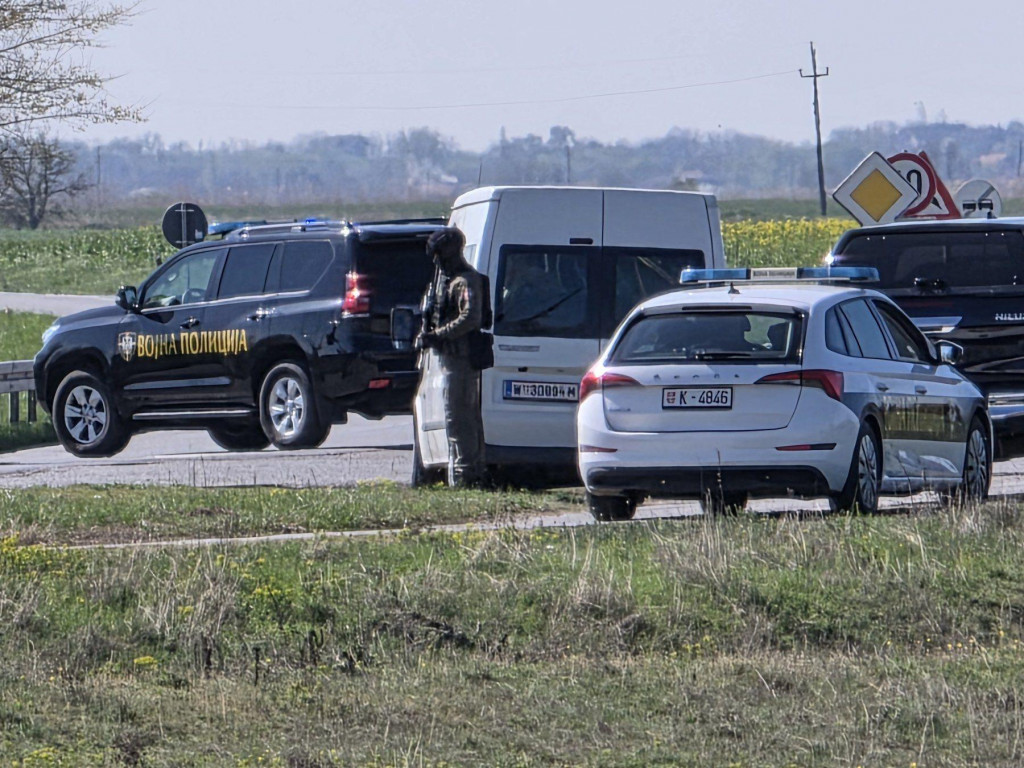 Pr&iacute;slu&scaron;n&iacute;ci srbskej vojenskej pol&iacute;cie hliadkuj&uacute; po tom, čo boli n&aacute;jden&eacute; dva batohy s v&yacute;bu&scaron;ninami neďaleko plynovodu sp&aacute;jaj&uacute;ceho Srbsko a Maďarsko pri obciach Velebit, Tre&scaron;njevac a Vojvoda Zimonjič v okrese Kanjiža na severe Srbska. FOTO: TASR/Tanjug