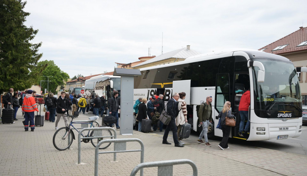 Na sn&iacute;mke z m&aacute;ja 2025 cestuj&uacute;ci nastupuj&uacute; z vlaku do autobusov na stanici v Spi&scaron;skej Novej Vsi, kde vlak konč&iacute; kv&ocirc;li v&yacute;luke vlakov. FOTO: TASR/F. Iv&aacute;n