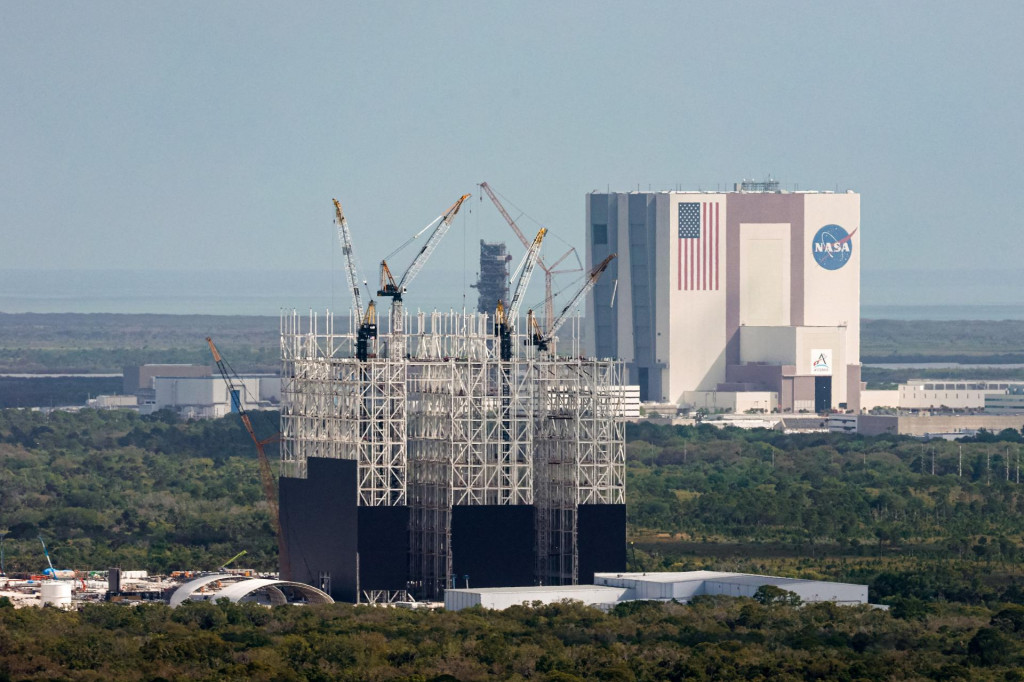 V&yacute;stavba Gigabay pre loď Starship spoločnosti SpaceX. V pozad&iacute; sa nach&aacute;dza mont&aacute;žna hala NASA v Kennedyho vesm&iacute;rnom stredisku na Myse Canaveral na Floride. FOTO: Reuters