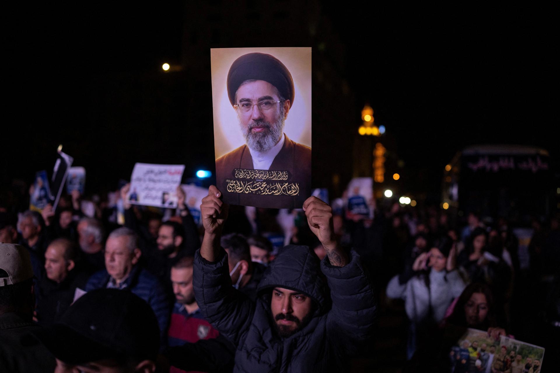 Chameneí je v bezvedomí, nie je schopný riadiť krajinu, píše The Times