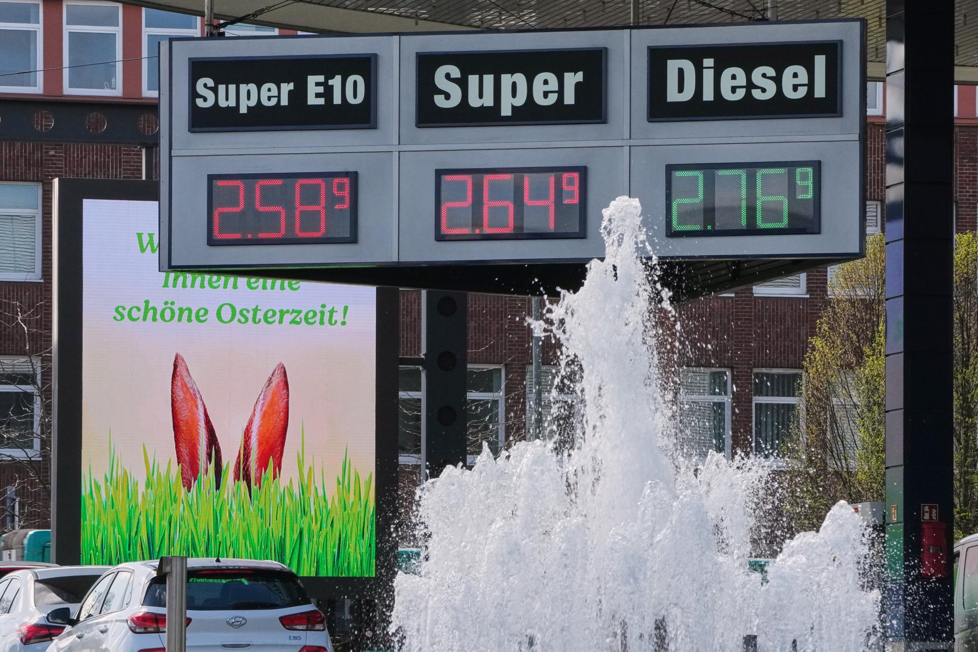 Aby konkurovali Slovnaftu, naftu predávajú bez zisku. Lacný diesel si na Slovensku vyberá daň aj na hranici