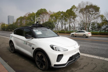 Robotax&iacute;ky Apollo Go m&ocirc;žete vidieť vo Wu-chane alebo Pekingu. FOTO: Reuters