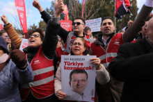 St&uacute;penci sa zhromažďuj&uacute; okolo v&auml;znice v meste Silivri, kde sa uskutočňuje s&uacute;d s v&auml;znen&yacute;m prim&aacute;torom Istanbulu Ekremom Immamogluom (9. marca 2026). FOTO: TASR/AP