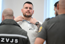 Daniel Bombic v sprievode justičnej str&aacute;že pred rozsudkom na &Scaron;pecializovanom trestnom s&uacute;de (&Scaron;TS) v Pezinku v utorok 10. marca 2026. FOTO: TASR/Martin Baumann