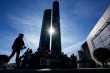Žena kladie kvety k pam&auml;tn&iacute;ku počas druh&eacute;ho v&yacute;ročia teroristick&eacute;ho &uacute;toku na koncertn&uacute; halu Crocus City Hall v ruskom Krasnogorsku v Moskovskej oblasti. FOTO: TASR/AP