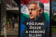 Predvolebn&eacute; plag&aacute;ty maďarskej vl&aacute;dnej strany Fidesz s portr&eacute;tom premi&eacute;ra a predsedu Fideszu Viktora Orb&aacute;na s n&aacute;pisom &rdquo;Zomkneme sa proti vojne!&rdquo;. FOTO: TASR/Ladislav Vallach