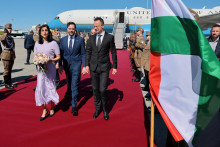 Maďarsk&yacute; minister zahraničn&yacute;ch vec&iacute; Peter Szijj&aacute;rt&oacute; v&iacute;ta viceprezidenta USA J. D. Vancea. FOTO: Reuters
