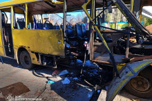 Autobus, na ktor&yacute; za&uacute;točil rusk&yacute; dron v meste Nikopol v Dnepropetrovskej oblasti na v&yacute;chode Ukrajiny. FOTO: TASR/AP