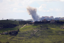 Zdroj uviedol, že konvoj sa po viacer&yacute;ch pokusoch o pokračovanie v ceste vr&aacute;til sp&auml;ť, keď v jeho bl&iacute;zkosti explodoval neidentifikovan&yacute; projektil. FOTO: REUTERS