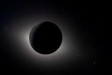 Slnko je na sn&iacute;mke &uacute;plne zatmen&eacute; Mesiacom počas preletu pos&aacute;dky Artemis II okolo Mesiaca 7. apr&iacute;la 2026.