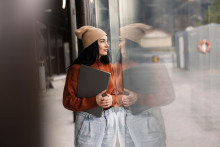 Napriek m&yacute;tom o tom, že najmlad&scaron;ia gener&aacute;cia hľad&aacute; v pr&aacute;ci prim&aacute;rne &bdquo;vibe&ldquo; a k&aacute;vu zadarmo, tvrd&eacute; d&aacute;ta hovoria jasne. FOTO: Shutterstock