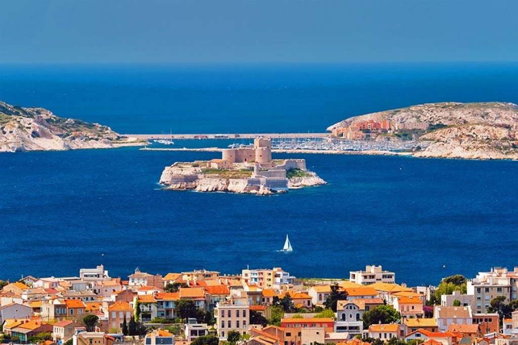Na sn&iacute;mke je pevnosť If vo franc&uacute;zskom Marseille (Ch&acirc;teau d&lsquo;If), zn&aacute;ma ako v&auml;zenie. Presl&aacute;vil ju Dumasov rom&aacute;n Gr&oacute;f Monte Christo.

FOTO: Shutterstock