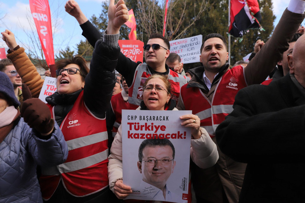 St&uacute;penci sa zhromažďuj&uacute; okolo v&auml;znice v meste Silivri, kde sa uskutočňuje s&uacute;d s v&auml;znen&yacute;m prim&aacute;torom Istanbulu Ekremom Immamogluom (9. marca 2026). FOTO: TASR/AP