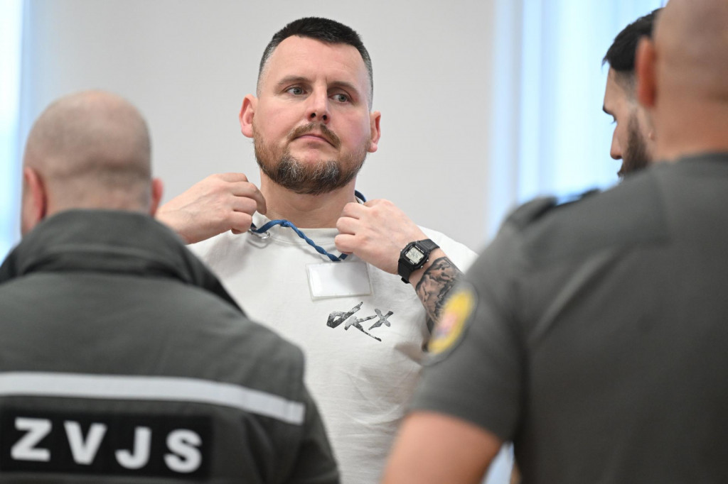 Daniel Bombic v sprievode justičnej str&aacute;že pred rozsudkom na &Scaron;pecializovanom trestnom s&uacute;de (&Scaron;TS) v Pezinku v utorok 10. marca 2026. FOTO: TASR/Martin Baumann