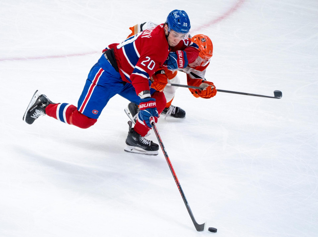 Slovensk&yacute; hokejista v drese Montrealu Juraj Slafkovsk&yacute; (20) a hr&aacute;č Anaheimu Ducks Jackson LaCombe (2) bojuj&uacute; o puk v z&aacute;pase z&aacute;morskej NHL Montreal Canadiens - Anaheim Ducks v Montreale v nedeľu 15. marca 2026. FOTO: TASR/AP