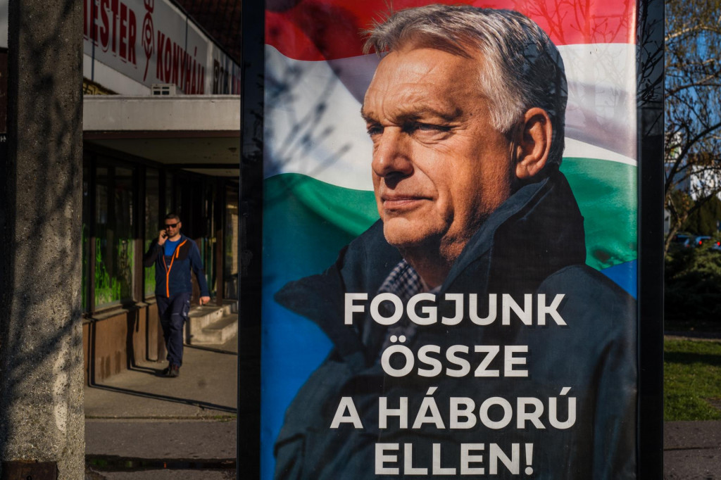 Predvolebn&eacute; plag&aacute;ty maďarskej vl&aacute;dnej strany Fidesz s portr&eacute;tom premi&eacute;ra a predsedu Fideszu Viktora Orb&aacute;na s n&aacute;pisom &rdquo;Zomkneme sa proti vojne!&rdquo;. FOTO: TASR/Ladislav Vallach