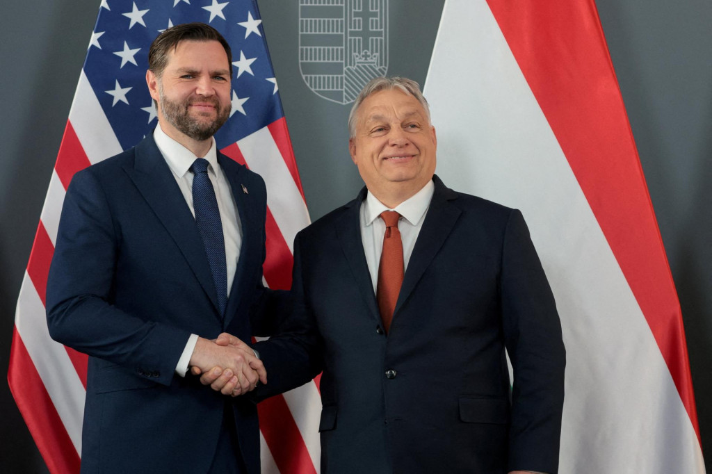Maďarsk&yacute; premi&eacute;r Viktor Orb&aacute;n si pod&aacute;va ruku s viceprezidentom USA J. D. Vanceom. FOTO: Reuters