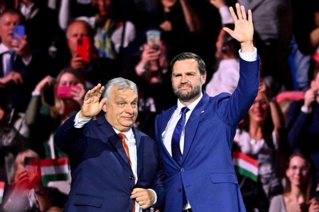 Maďarsk&yacute; premi&eacute;r Viktor Orb&aacute;n a americk&yacute; viceprezident J. D. Vance m&aacute;vaj&uacute; na podujat&iacute; pri pr&iacute;ležitosti Dňa maďarsko-americk&eacute;ho priateľstva v Budape&scaron;ti v utorok 7. apr&iacute;la 2026. FOTO: TASR/AP