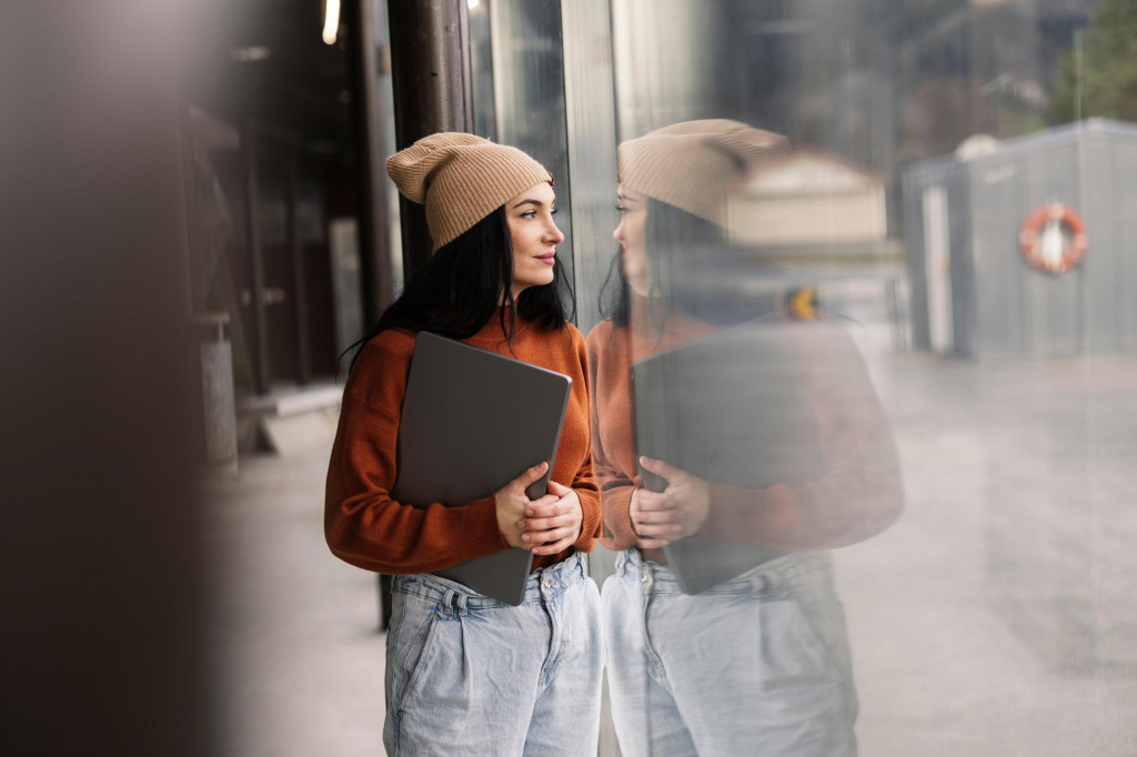 Napriek m&yacute;tom o tom, že najmlad&scaron;ia gener&aacute;cia hľad&aacute; v pr&aacute;ci prim&aacute;rne &bdquo;vibe&ldquo; a k&aacute;vu zadarmo, tvrd&eacute; d&aacute;ta hovoria jasne. FOTO: Shutterstock