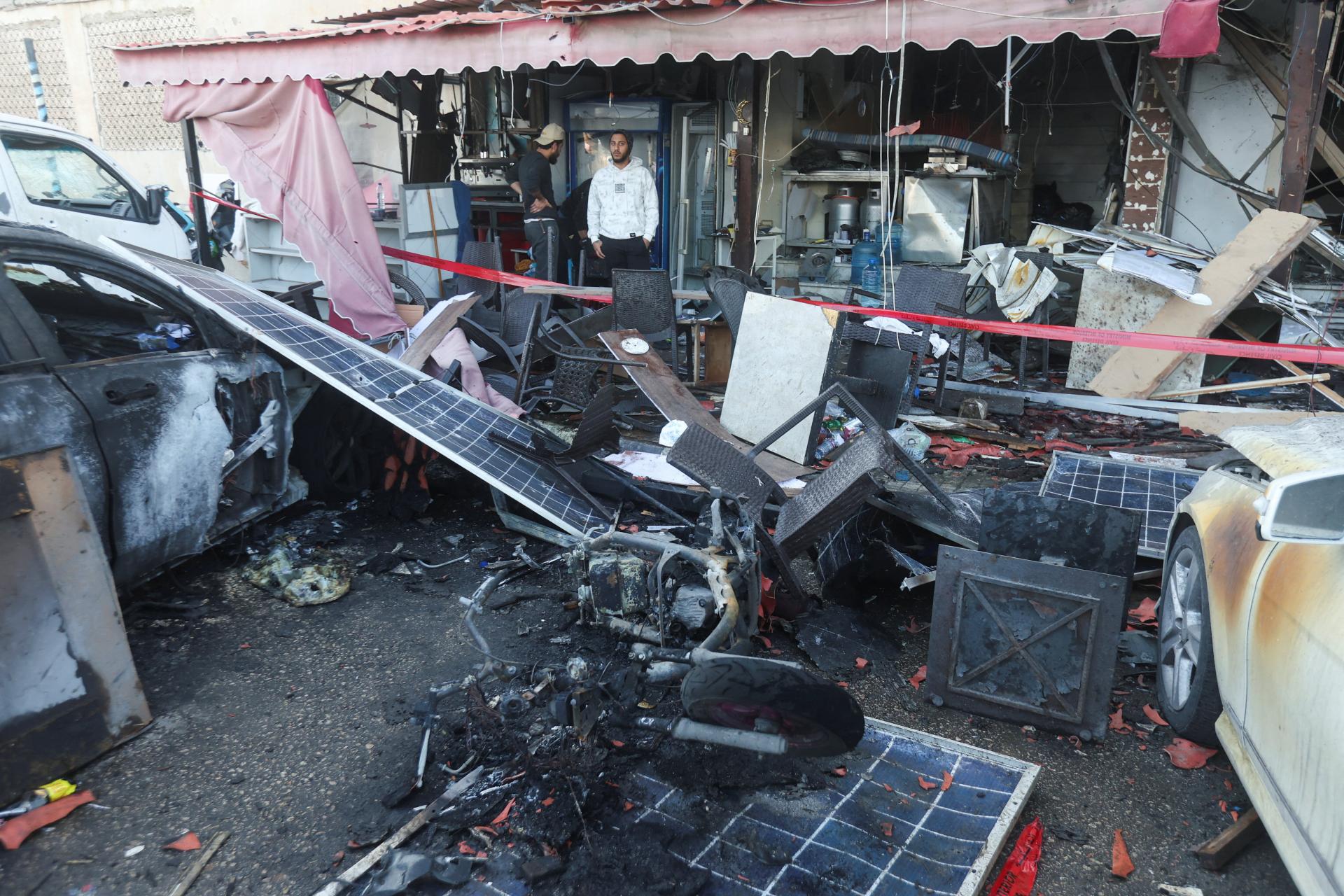 Izrael podnikol nové údery na Libanon, Hizballáh útoky pozastavil