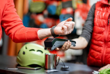 V online prostred&iacute; d&aacute;va prednosť digit&aacute;lnej platbe dokonca 91 percent ľud&iacute;. FOTO: Dreamstime