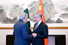 &Scaron;&eacute;f č&iacute;nskej diplomacie Wang I a pakistansk&yacute; vicepremi&eacute;r a minister zahraničn&yacute;ch vec&iacute; I&scaron;ak Dar na stretnut&iacute; 31. marca v Pekingu. FOTO: REUTERS/CHINESE FOREIGN MINISTRY