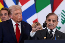 Americk&yacute; prezident Donald Trump sa pozer&aacute; na pakistansk&eacute;ho premi&eacute;ra &Scaron;ehb&aacute;za &Scaron;ar&iacute;fa. FOTO: Reuters