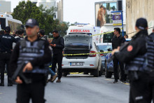 Policajti na mieste streľby v bl&iacute;zkosti budovy, v ktorej s&iacute;dli izraelsk&yacute; konzul&aacute;t v Istanbule. FOTO: Reuters