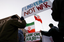 Pr&iacute;merie vyhnalo ľud&iacute; v Ir&aacute;ne do ul&iacute;c.

FOTO: REUTERS