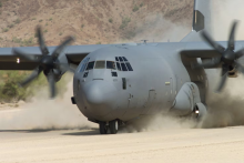 Na nepriateľskom &uacute;zem&iacute;. Na mieste vznikne jednorazov&eacute; letisko, pristan&uacute; na ňom herkulesy, ktor&eacute; privez&uacute; vojakov a vrtuľn&iacute;ky. FOTO: Lockheed Martin