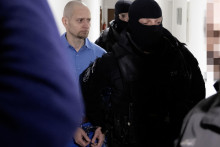 Na sn&iacute;mke vľavo obžalovan&yacute; Miroslav Marček prich&aacute;dza na s&uacute;dne pojedn&aacute;vanie v sprievode Zv&auml;zu vojenskej a justičnej str&aacute;že v kauze objedn&aacute;vky vraždy novin&aacute;ra J&aacute;na Kuciaka a pr&iacute;pravy vr&aacute;žd prokur&aacute;torov. FOTO: TASR/M. Baumann