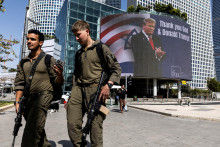 Izraelsk&iacute; vojaci prech&aacute;dzaj&uacute; okolo billboardu, ktor&yacute; si objednala evanjelick&aacute; skupina a na ktorom je obr&aacute;zok americk&eacute;ho prezidenta Donalda Trumpa s n&aacute;pisom &bdquo;Ďakujeme Bohu a Donaldovi Trumpovi&ldquo;. FOTO: Reuters
