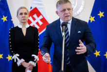 Na sn&iacute;mke zľava ministerka hospod&aacute;rstva Denisa Sakov&aacute; a predseda vl&aacute;dy Robert Fico.

FOTO: TASR/ J. Kotian