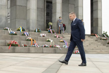 Na sn&iacute;mke predseda vl&aacute;dy Robert Fico počas kladenia vencov pri pr&iacute;ležitosti Dňa v&iacute;ťazstva nad fa&scaron;izmom na vojenskom pam&auml;tn&iacute;ku Slav&iacute;n 8. m&aacute;ja 2024 v Bratislave. FOTO: TASR/Pavel Neubauer