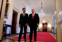Americk&yacute; prezident už sk&ocirc;r uviedol, že v&aacute;žne uvažuje o stiahnut&iacute; Spojen&yacute;ch &scaron;t&aacute;tov zo Severoatlantickej aliancie. FOTO: Reuters