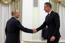Rusk&yacute; prezident Vladimir Putin sa z&uacute;častňuje stretnutia s maďarsk&yacute;m ministrom zahraničn&yacute;ch vec&iacute; P&eacute;terom Szijj&aacute;rt&oacute;om v Moskve. FOTO: Reuters