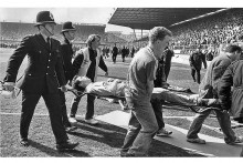 Po trag&eacute;dii na &scaron;tadi&oacute;ne Hillsborough sa do z&aacute;chrann&yacute;ch okrem zdravotn&iacute;kov a policajtov zapojili aj div&aacute;ci.