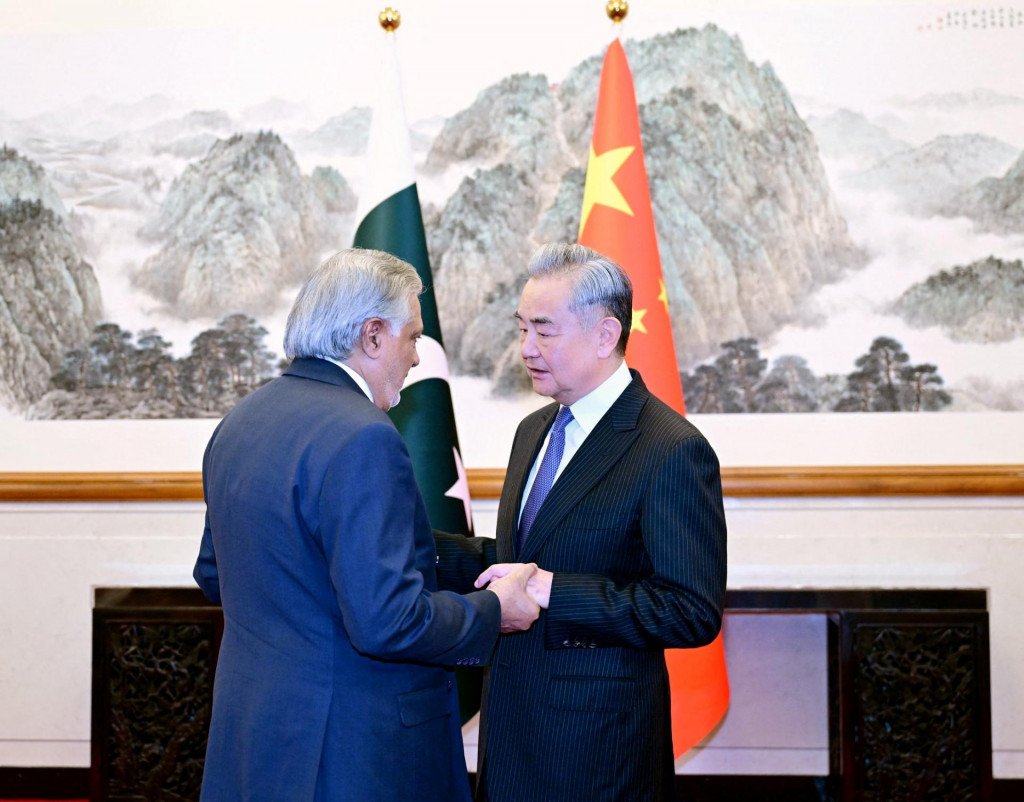 &Scaron;&eacute;f č&iacute;nskej diplomacie Wang I a pakistansk&yacute; vicepremi&eacute;r a minister zahraničn&yacute;ch vec&iacute; I&scaron;ak Dar na stretnut&iacute; 31. marca v Pekingu. FOTO: REUTERS/CHINESE FOREIGN MINISTRY