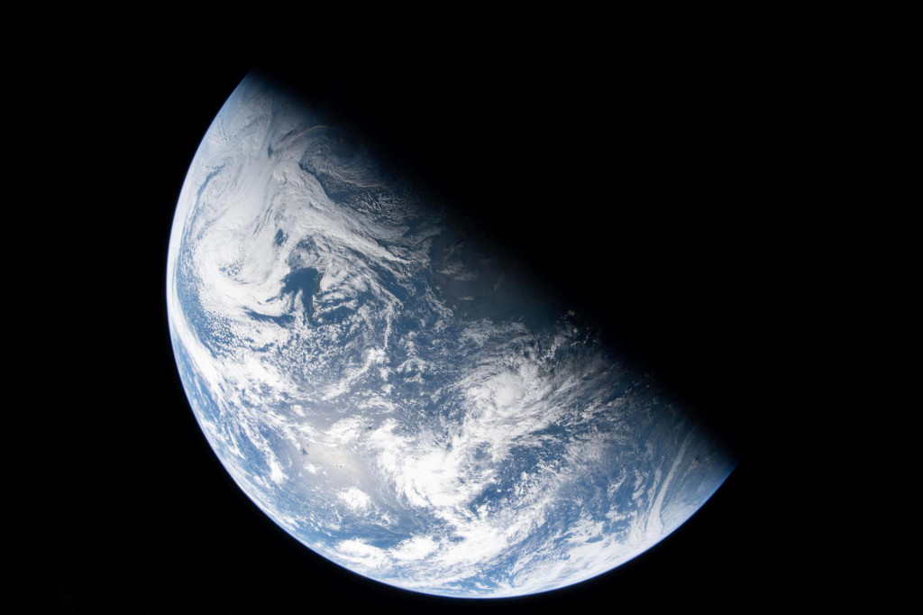 Tvar Zeme, ktor&yacute; zachytil astronaut NASA a veliteľ misie Artemis 2 Reid Wiseman z okna kozmickej lode Orion vo &scaron;tvrtok 2. apr&iacute;la 2026.
