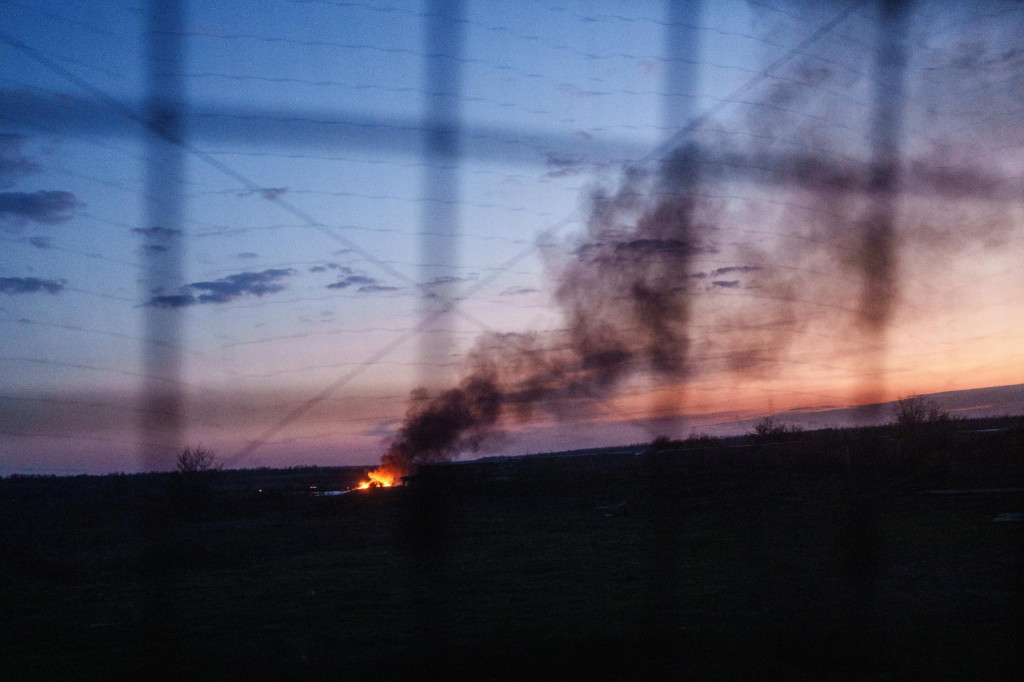 Dym st&uacute;pa po ruskom vojenskom &uacute;toku neďaleko frontovej l&iacute;nie v Z&aacute;porožskej oblasti na Ukrajine. FOTO: Reuters