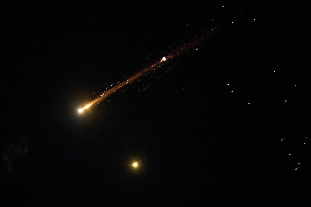 Ir&aacute;nska raketa s mun&iacute;ciou exploduje na oblohe. FOTO: TASR/AP