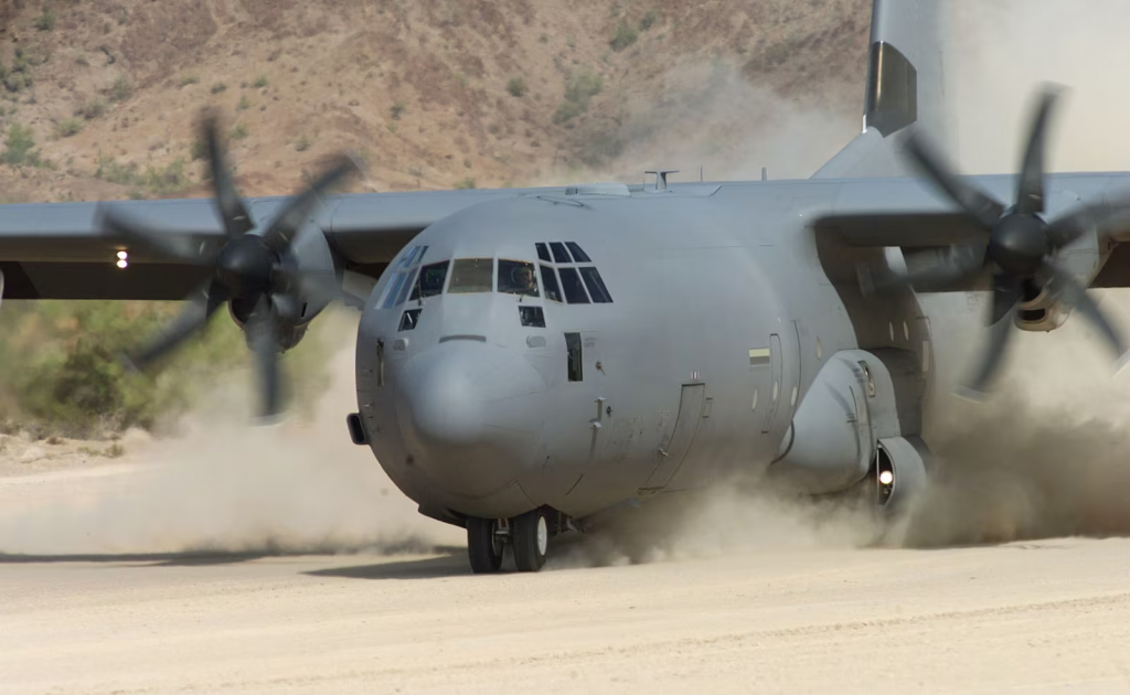 Na nepriateľskom &uacute;zem&iacute;. Na mieste vznikne jednorazov&eacute; letisko, pristan&uacute; na ňom herkulesy, ktor&eacute; privez&uacute; vojakov a vrtuľn&iacute;ky. FOTO: Lockheed Martin